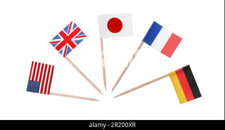 Jeu de cure-dents avec drapeaux de différents pays sur fond blanc Banque D'Images