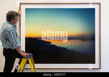 Londres, Royaume-Uni. 16 mai 2023. Le photographe Alexander Lindsay avec 'Firework', 2002, par Harry Cory Wright à la première exposition 'espace to Breathe'. Des œuvres de quatre artistes britanniques sont exposées à Cromwell place, dans le sud de Kensington, en prévision de l'exposition et du festival principal, à Bowhouse, dans le Neuk est de Fife, en Écosse, du 15 juillet au 6 août 2023. Credit: Stephen Chung / Alamy Live News Banque D'Images