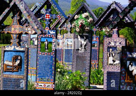 Sapanta, comté de Maramureș, Roumanie, env. 2000. Pierres tombales dans le célèbre cimetière Joyeux. Banque D'Images