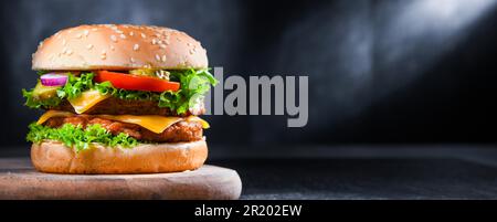 Hamburger avec fromage et légumes frais Banque D'Images