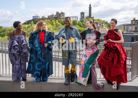 Les créations des étudiants (de gauche à droite) Irene Chen, Phoebe Potter, Helen Protheroe, Cairistiona Fletcher et Lauren Hyde sont présentées lors d'un avant-goût du spectacle de mode du collège d'art d'Édimbourg qui aura lieu au quartier St James d'Édimbourg, sur 9 juin. Date de la photo: Mardi 16 mai 2023. Banque D'Images