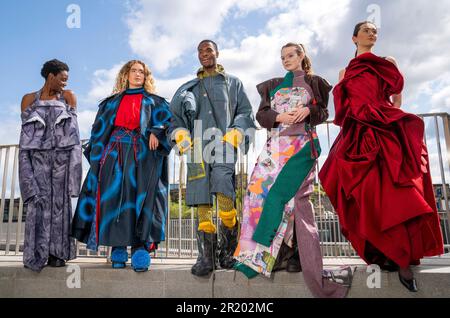 Les créations des étudiants (de gauche à droite) Irene Chen, Phoebe Potter, Helen Protheroe, Cairistiona Fletcher et Lauren Hyde sont présentées lors d'un avant-goût du spectacle de mode du collège d'art d'Édimbourg qui aura lieu au quartier St James d'Édimbourg, sur 9 juin. Date de la photo: Mardi 16 mai 2023. Banque D'Images