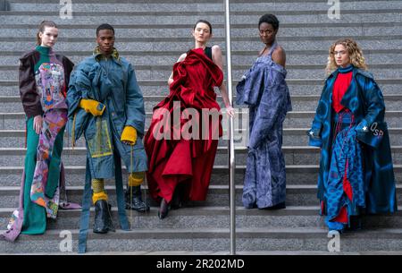 Les créations des étudiants (à partir de la gauche) Cairistiona Fletcher, Helen Protheroe, Lauren Hyde, Irene Chen et Phoebe Potter sont présentées lors d'un avant-goût du spectacle de mode du Collège d'art d'Édimbourg qui aura lieu au quartier St James d'Édimbourg, sur 9 juin. Date de la photo: Mardi 16 mai 2023. Banque D'Images