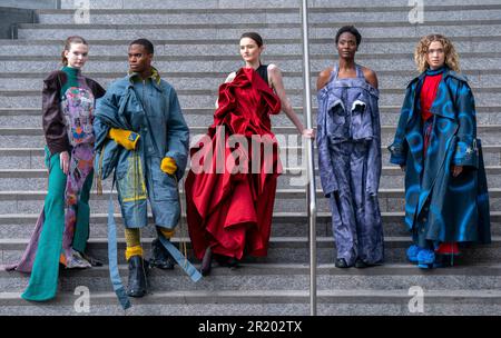 Les créations des étudiants (à partir de la gauche) Cairistiona Fletcher, Helen Protheroe, Lauren Hyde, Irene Chen et Phoebe Potter sont présentées lors d'un avant-goût du spectacle de mode du Collège d'art d'Édimbourg qui aura lieu au quartier St James d'Édimbourg, sur 9 juin. Date de la photo: Mardi 16 mai 2023. Banque D'Images