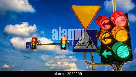 Feux de signalisation au-dessus de l'intersection urbaine Banque D'Images