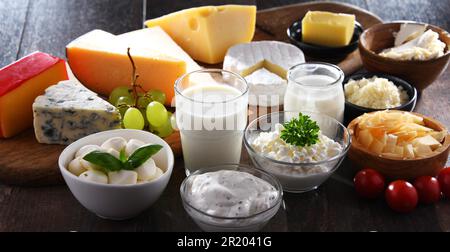 Une variété de produits laitiers, y compris le fromage, le lait et le yogourt Banque D'Images