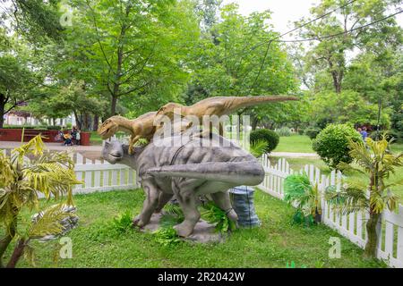 Dinosaures de Velosiraptor animatroniques ou robotiques attaquant le dos d'un autre dinosaure Banque D'Images