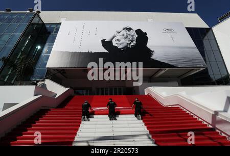 Cannes, France. 16th mai 2023. Les membres du personnel installent le tapis rouge au Palais des Festivals avant l'édition 76th du Festival de Cannes à Cannes, dans le sud de la France, au 16 mai 2023. Le festival du film aura lieu de 16 mai à 27 cette année. Credit: Gao Jing/Xinhua/Alamy Live News Banque D'Images