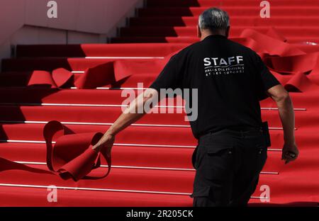 Cannes, France. 16th mai 2023. Un membre du personnel installe le tapis rouge au Palais des Festivals avant l'édition 76th du Festival de Cannes à Cannes, dans le sud de la France, au 16 mai 2023. Le festival du film aura lieu de 16 mai à 27 cette année. Credit: Gao Jing/Xinhua/Alamy Live News Banque D'Images
