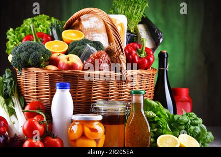 Panier en osier avec assortiment de produits d'épicerie, y compris des légumes frais et fruits Banque D'Images