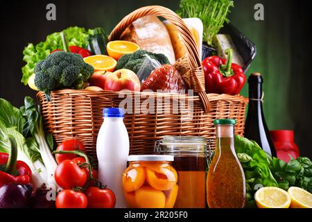 Panier en osier avec assortiment de produits d'épicerie, y compris des légumes frais et fruits Banque D'Images