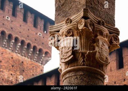 Remparts et capitale sculptée au Castello Sforzesco de Milan, Italie. Banque D'Images