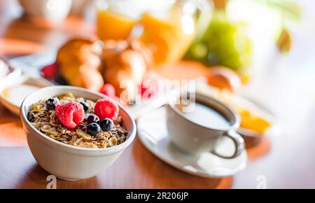 Le petit-déjeuner est servi avec du café, du jus d'orange, des croissants, des céréales et des fruits Banque D'Images