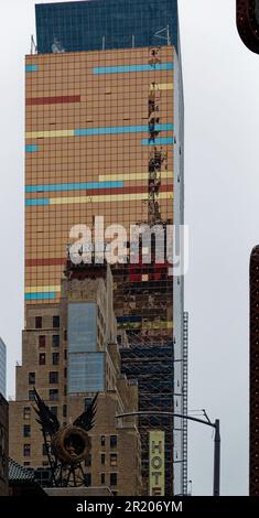 Un éclat de couleurs même sous la pluie, l'hôtel Westin New York, recouvert de verre, est la toile de fond de l'hôtel carter en briques taïd sur West 42nd Street. Banque D'Images