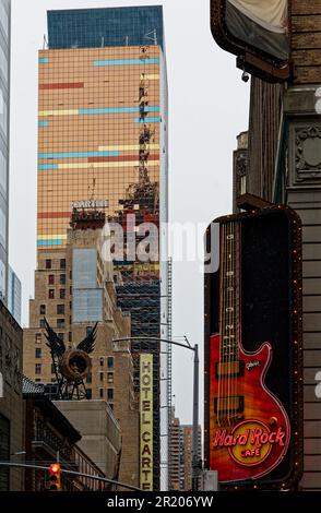 Vue vers l'ouest sur 42nd Street : Westin New York, un Westin en verre orange, la guitare néon du Hard Rock Cafe, attachée au bâtiment Paramount de Times Square. Banque D'Images