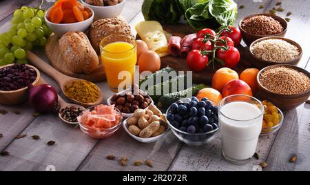 La composition avec un assortiment de produits alimentaires biologiques sur table de cuisine en bois Banque D'Images