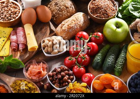 La composition avec un assortiment de produits alimentaires biologiques sur table de cuisine en bois Banque D'Images