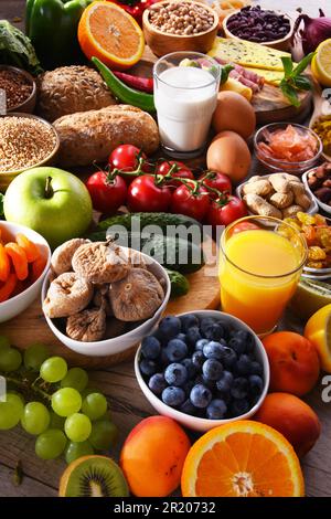 La composition avec un assortiment de produits alimentaires biologiques sur table de cuisine en bois Banque D'Images