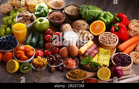 La composition avec un assortiment de produits alimentaires biologiques sur table de cuisine en bois Banque D'Images