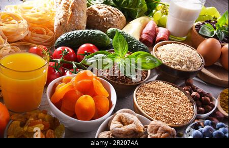 La composition avec un assortiment de produits alimentaires biologiques sur table de cuisine en bois Banque D'Images