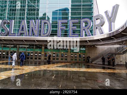 La plaza du terminal de Staten Island Ferry Whitehall de Manhattan est talosée et rasée par une pluie légère de septembre. Banque D'Images