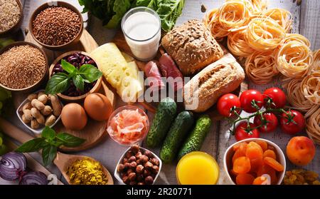 La composition avec un assortiment de produits alimentaires biologiques sur table de cuisine en bois Banque D'Images