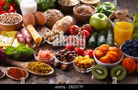 La composition avec un assortiment de produits alimentaires biologiques sur table de cuisine en bois Banque D'Images