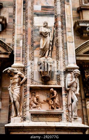 La veuve de Zarephath et Elijah panneau de marbre, cathédrale de Milan, entouré de telamons, Italie. Banque D'Images