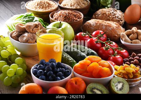 La composition avec un assortiment de produits alimentaires biologiques sur table de cuisine en bois Banque D'Images