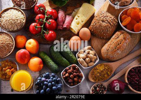 La composition avec un assortiment de produits alimentaires biologiques sur table de cuisine en bois Banque D'Images