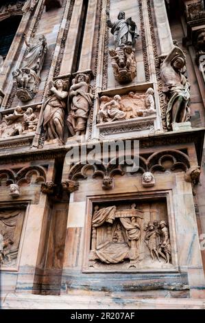 Messagers du roi Saül sur le panneau inférieur et mascarons et télamons tenant des pilastres sur la cathédrale de Milan, Italie. Banque D'Images