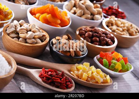 La composition avec fruits secs et noix assorties. Gourmandises Banque D'Images