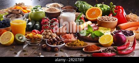 La composition avec un assortiment de produits alimentaires biologiques sur table de cuisine en bois Banque D'Images