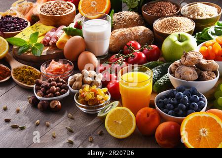 La composition avec un assortiment de produits alimentaires biologiques sur table de cuisine en bois Banque D'Images