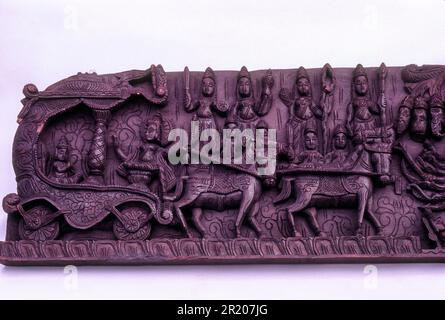 Lord Krishna montre Vishvarupa à Arjuna pendant la guerre de Mahabharata à Kurukshetra, sculptures en bois à Thambampatti près de Salem, Tamil Nadu, Inde du Sud Banque D'Images