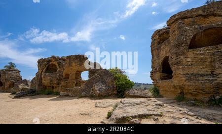 Mur de ville avec tombes d'arcosol, Vallée des temples, Agrigente, Sicile, Italie Banque D'Images