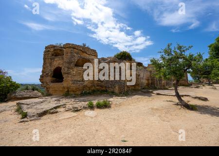 Mur de ville avec tombes d'arcosol, Valle dei Templi, Vallée des temples, Agrigento, Sicile, Italie Banque D'Images