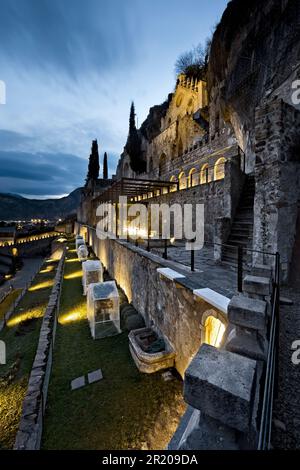 Le jardin Ciucioi est un jardin monumental datant de 19th ans construit dans le style gothique et arabe. Lavis, Trentin, Italie. Banque D'Images