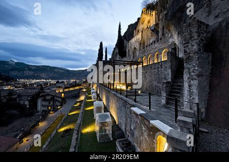 Le jardin Ciucioi est un jardin monumental datant de 19th ans construit dans le style gothique et arabe. Lavis, Trentin, Italie. Banque D'Images