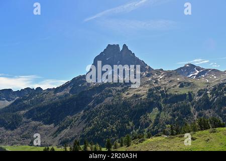Le pic du midi est une montagne emblématique qui surplombe la vallée de l'Ossau, non loin de la ville de Pau dans le sud-ouest de la France Banque D'Images
