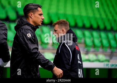 Groningen, pays-Bas. 16th mai 2023. GRONINGEN, PAYS-BAS - MAI 16 : Joey Peupessy du FC Groningen s'échauffe avant le match Eredivisiie entre le FC Groningen et Ajax à l'Euroborg sur 16 mai 2023 à Groningen, pays-Bas. Le match est une continuation du match abandonné sur 14 mai quand des bombes de fumée ont été lancées hors des stands et un ventilateur a envahi le terrain. (Photo de Rene Nijhuis/Orange Pictures) Credit: Orange Pics BV/Alay Live News Banque D'Images