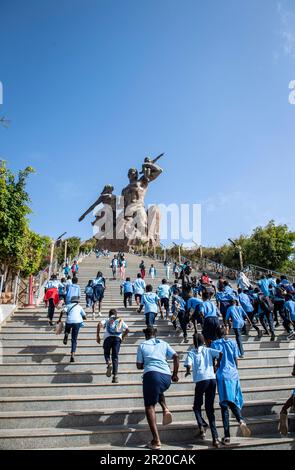 Dakar, Sénégal. 12th mai 2023. Les gens visitent le monument de la Renaissance africaine à Dakar, Sénégal, 12 mai 2023. Crédit: Li Yahui/Xinhua/Alamy Live News Banque D'Images