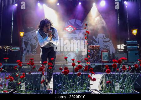 Diego Ibáñez, chanteur et chef de Carolina Durante se produit sur scène lors du festival de San Isidro organisé par le Conseil municipal de Madrid. Sur 15 mai, le grand jour des festivités de la saint patron de Madrid est célébré avec le festival de San Isidro dans la prairie de San Isidro dans le quartier de Carabanchel. Cette année, les célébrations ont été marquées politiquement par les prochaines élections pour élire le président de la Communauté autonome et le maire sur 28 mai, de sorte que différents candidats ont été vus dans la prairie de San Isidro saluant les gens et demandant leur vote. Tout au long de la semaine, comme Banque D'Images