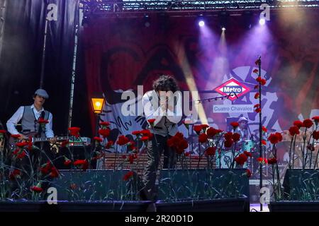 Diego Ibáñez, chanteur et chef de Carolina Durante se produit sur scène lors du festival de San Isidro organisé par le Conseil municipal de Madrid. Sur 15 mai, le grand jour des festivités de la saint patron de Madrid est célébré avec le festival de San Isidro dans la prairie de San Isidro dans le quartier de Carabanchel. Cette année, les célébrations ont été marquées politiquement par les prochaines élections pour élire le président de la Communauté autonome et le maire sur 28 mai, de sorte que différents candidats ont été vus dans la prairie de San Isidro saluant les gens et demandant leur vote. Tout au long de la semaine, comme Banque D'Images