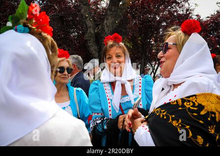 Un groupe de femmes vues vêtues de costumes typiques de Madrid pendant le festival de San Isidro organisé par le Conseil municipal de Madrid. Sur 15 mai, le grand jour des festivités de la saint patron de Madrid est célébré avec le festival de San Isidro dans la prairie de San Isidro dans le quartier de Carabanchel. Cette année, les célébrations ont été marquées politiquement par les prochaines élections pour élire le président de la Communauté autonome et le maire sur 28 mai, de sorte que différents candidats ont été vus dans la prairie de San Isidro saluant les gens et demandant leur vote. Tout au long de la semaine, tout comme la traditio Banque D'Images