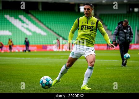 Groningen, pays-Bas. 16th mai 2023. GRONINGEN, PAYS-BAS - MAI 16 : Joey Plupessy du FC Groningen se réchauffe avant le match Eredivisiie entre le FC Groningen et Ajax à l'Euroborg sur 16 mai 2023 à Groningen, pays-Bas. Le match est une continuation du match abandonné sur 14 mai quand des bombes de fumée ont été lancées hors des stands et un ventilateur a envahi le terrain. (Photo de Patrick Goosen/Orange Pictures) Credit: Orange pics BV/Alay Live News Banque D'Images