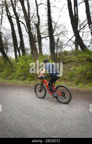 Un homme passe son vélo le long de la célèbre piste du Creeper de Virginie à Abingdon, en Virginie. Banque D'Images