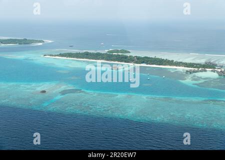 Vue aérienne sur le paysage du paradis tropical des Maldives. plages de sable blanc immaculé avec eaux bleu turquoise d'une plage tropicale. plage exotique h Banque D'Images