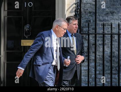 Londres, Royaume-Uni. 16th mai 2023. Graham Brady, président du Comité de 1922, avec une collugue. Les membres du comité des 1922 et d'autres qui ont pu assister aux réunions quittent Downing Street à Westminster ce matin. Le Comité de 1922 est un comité de députés conservateurs influents qui se réunit chaque semaine lorsque la Chambre des communes siège. Credit: Imagetraceur/Alamy Live News Banque D'Images