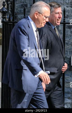 Londres, Royaume-Uni. 16th mai 2023. Graham Brady, président du Comité de 1922, avec une collugue. Les membres du comité des 1922 et d'autres qui ont pu assister aux réunions quittent Downing Street à Westminster ce matin. Le Comité de 1922 est un comité de députés conservateurs influents qui se réunit chaque semaine lorsque la Chambre des communes siège. Credit: Imagetraceur/Alamy Live News Banque D'Images